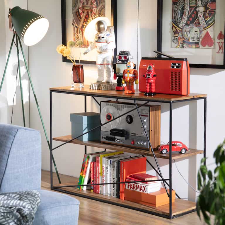 Regal dekoriert im Retrostil