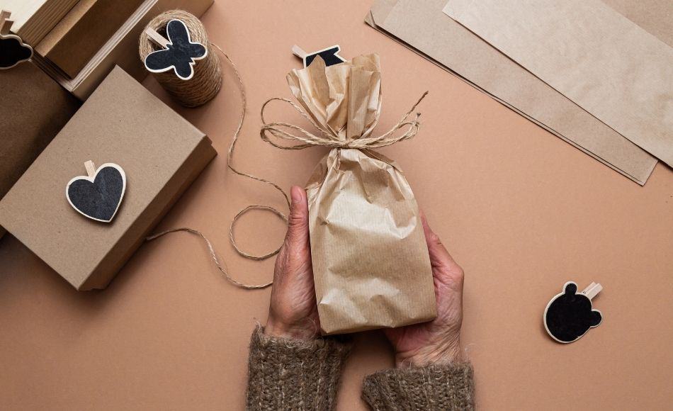 Altpapier als Geschenkverpackung nutzen