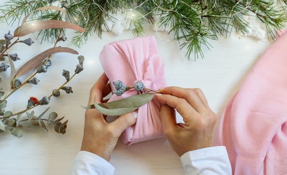 Schals und Tücher als Geschenkverpackung