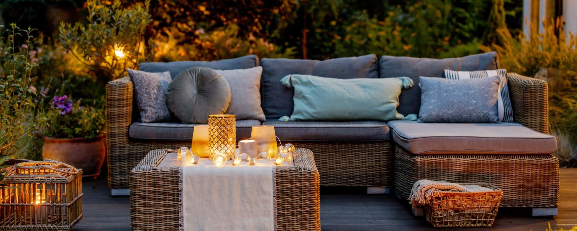 Rattanlounge im Garten